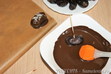 Приготовление рецепта Натуральные конфеты "Финики с миндалем в шоколаде" шаг 5