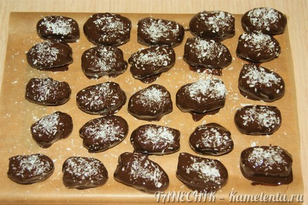 Приготовление рецепта Натуральные конфеты "Финики с миндалем в шоколаде" шаг 6