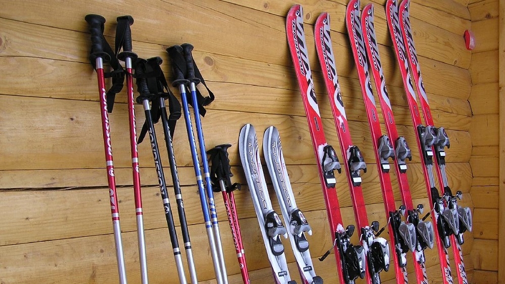 Правила хранения лыж: как можно и как нельзя хранить снаряжение