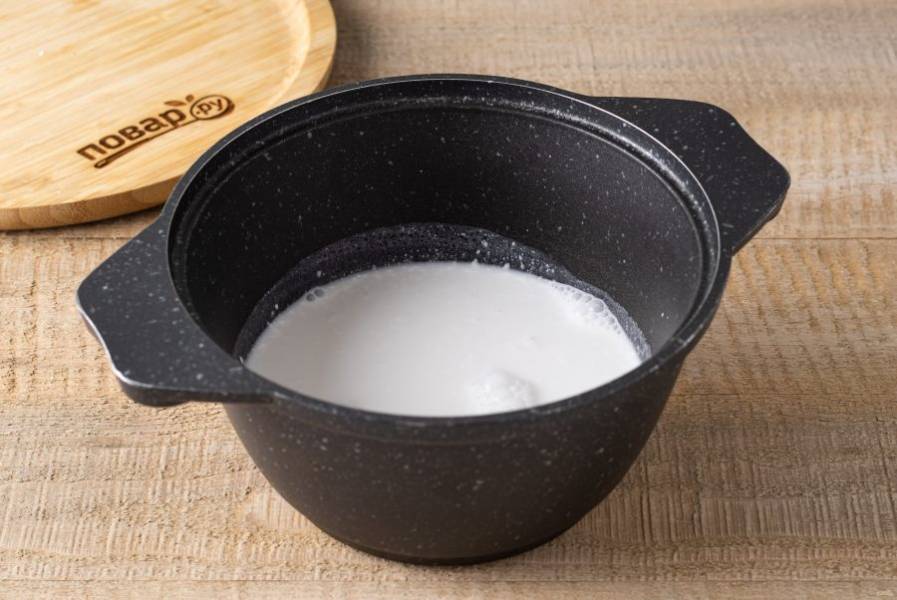 Доведите до кипения смесь из кокосового молока и воды. Добавьте тростниковый сахар и размешайте.