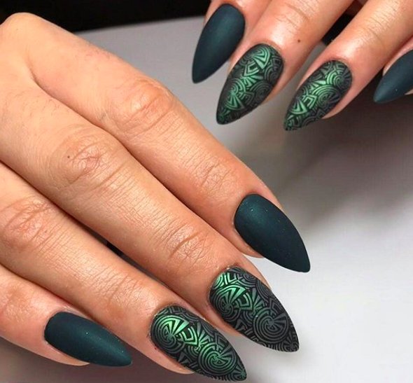 острые зеленые ногти