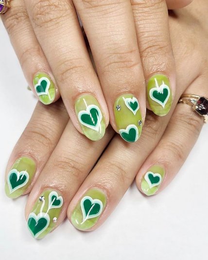зеленый маникюр с сердечками