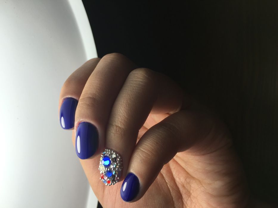 Синий гель-лак на ногтях