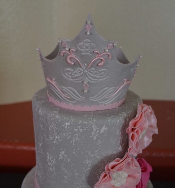 украшенный торт с короной