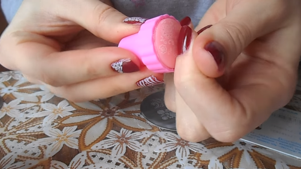 Отпечатывание узора на ногте