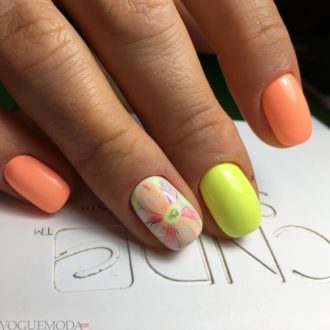 короткие разноцветные ногти с цветами