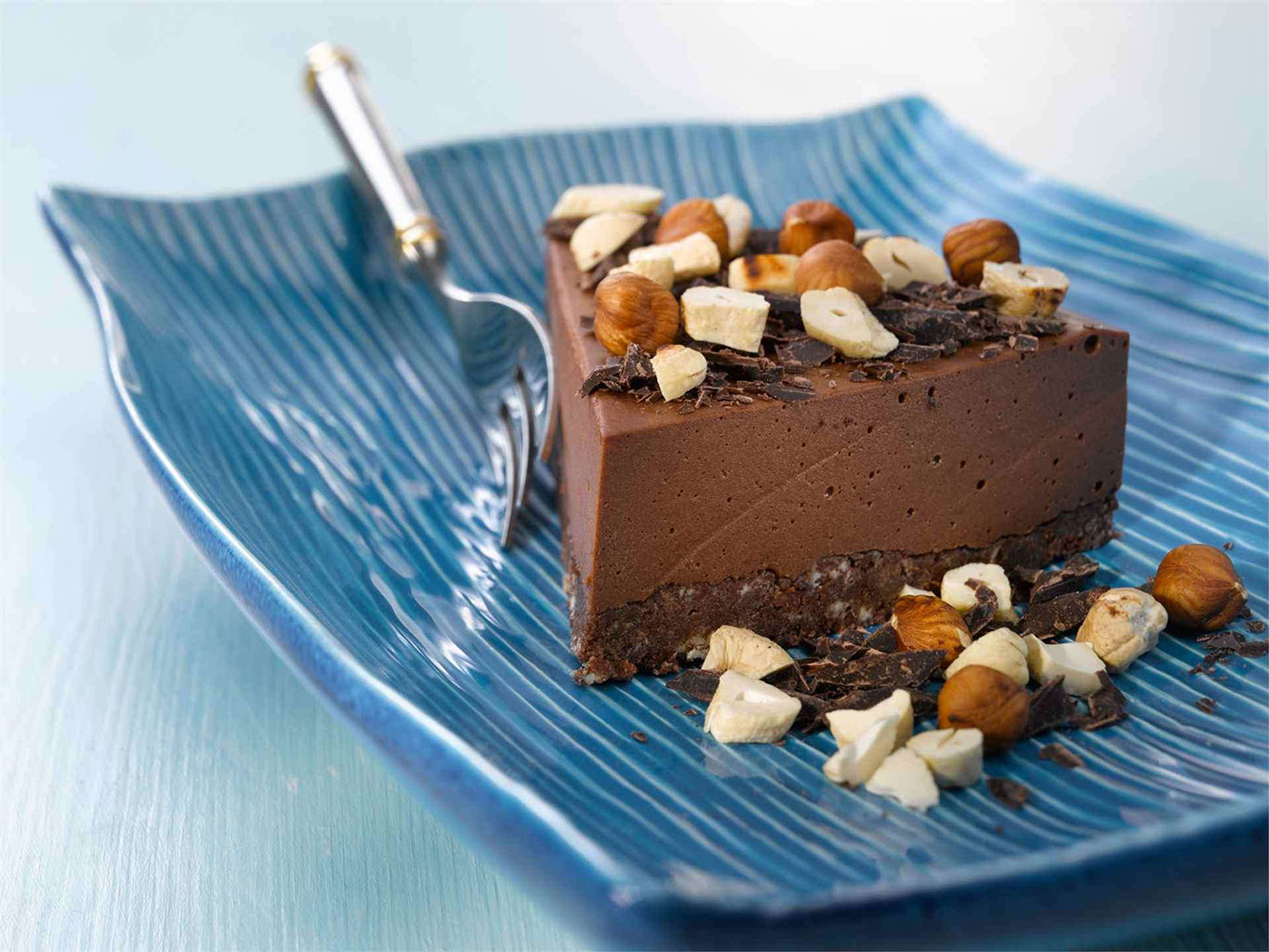Шоколадный чизкейк без выпечки, украшенный шоколадом и орешками