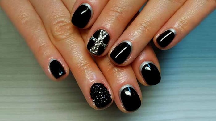 Глянцевый дизайн ногтей с декором в черном цвете