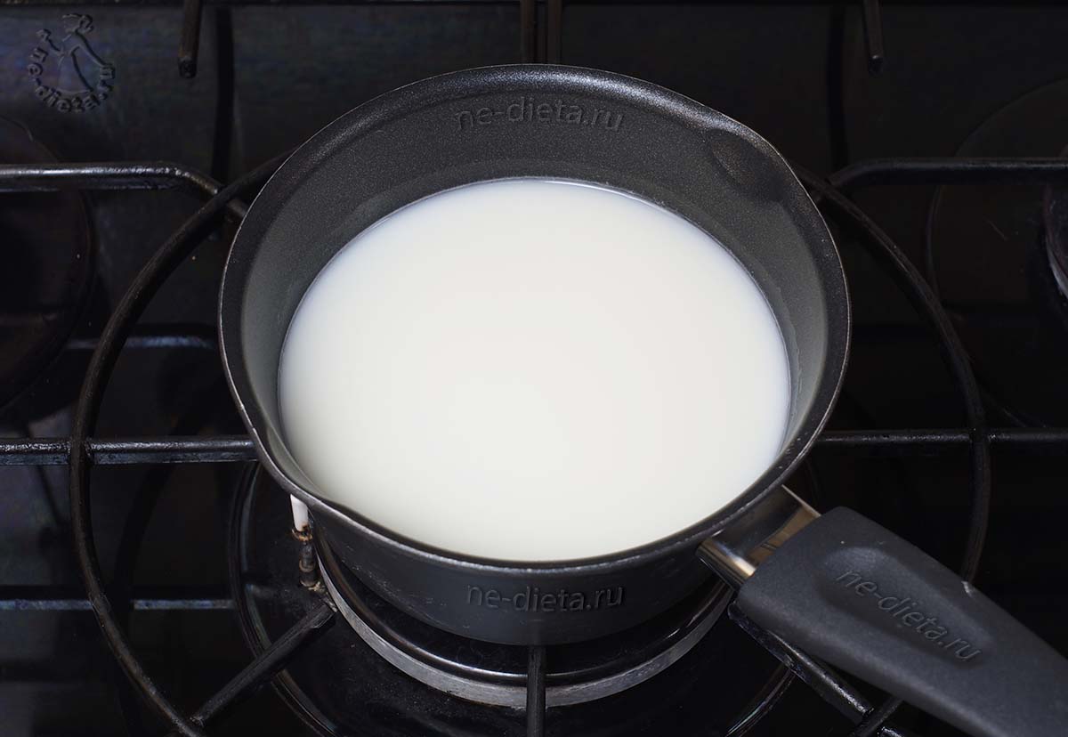 Молоко нагреть с сахаром