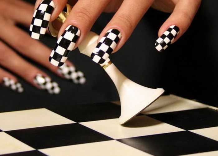 Шахматная доска на ногтях.