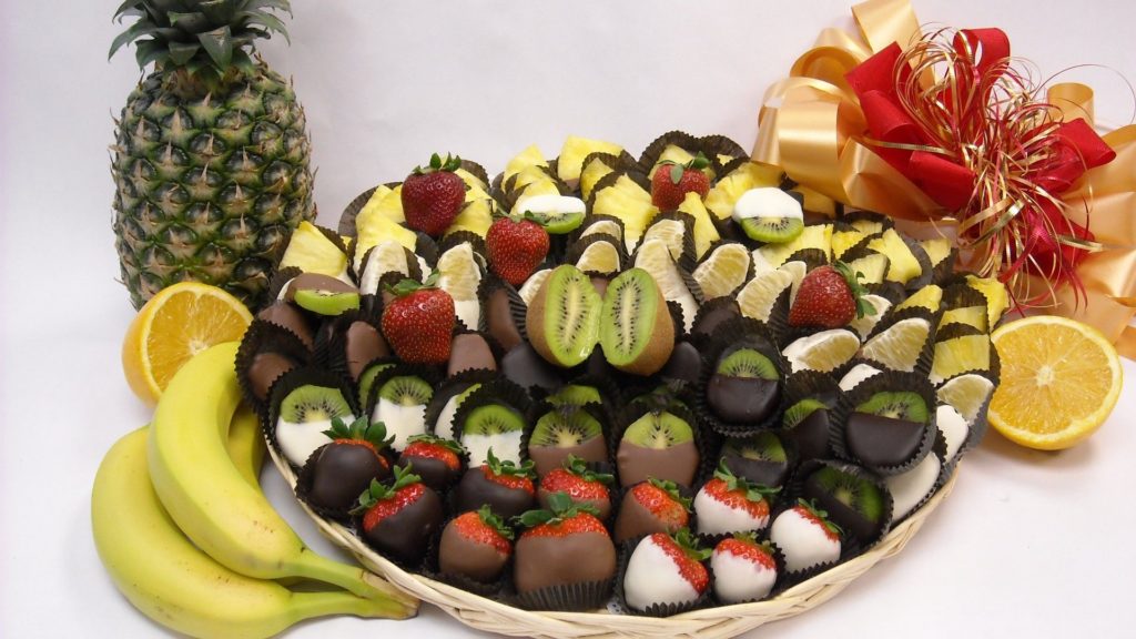 фрукты в шоколаде подача
