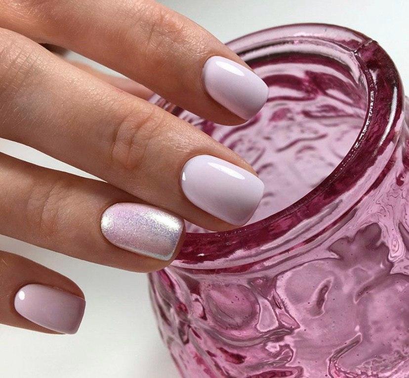 Нежно-розовый маникюр с блестками дизайн ногтей 2020