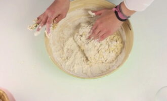 Начинаем замешивать тесто. Работаем ложкой по кругу, объединяя жидкие и сухие компоненты. Затем переходим на ручной замес.