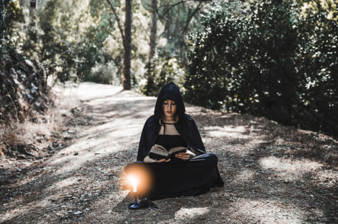 Фото ведьма читает книгу