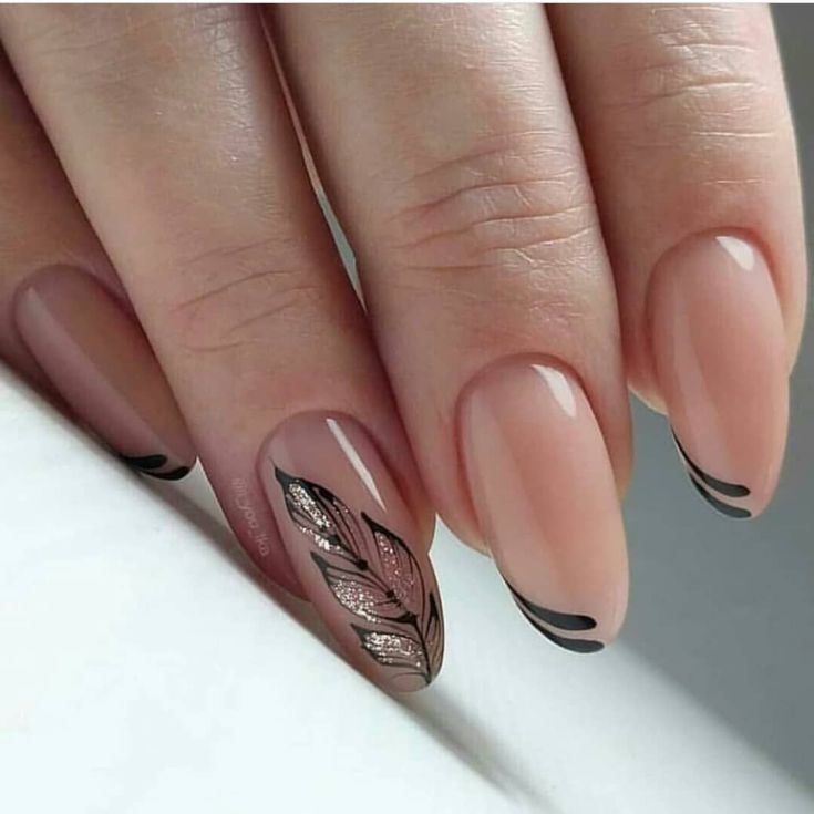 Френч на миндалевидных ногтях с дизайном