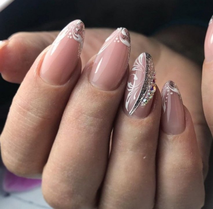 Френч на миндалевидных ногтях с дизайном