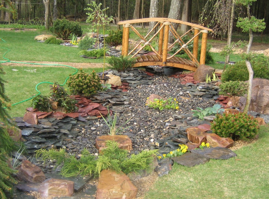 Сухой ручей в ландшафтном дизайне: как сделать декоративный мостик через сухой ручей в саду пошагово